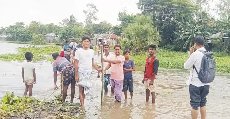 ভেঙে যাওয়া সড়ক সংস্কার করলেন বিএনপি-ছাত্রদল নেতারা