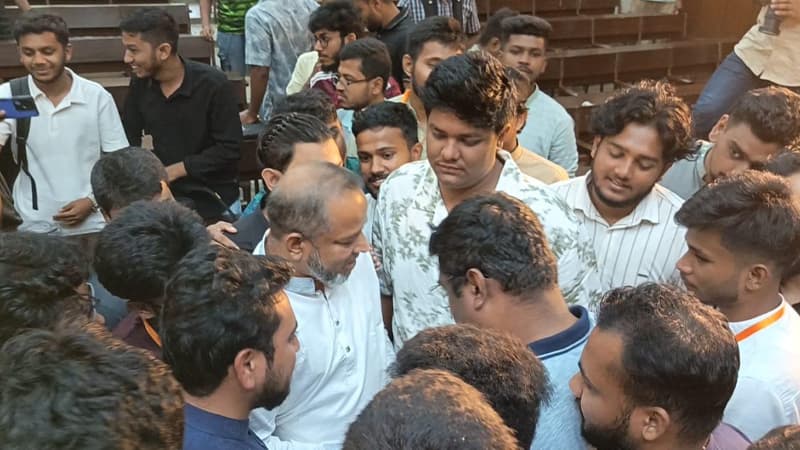 এনসিপির কেন্দ্রীয় নেতাদের সঙ্গে শুভেচ্ছা বিনিময় করল শাবিপ্রবি ছাত্রদল
