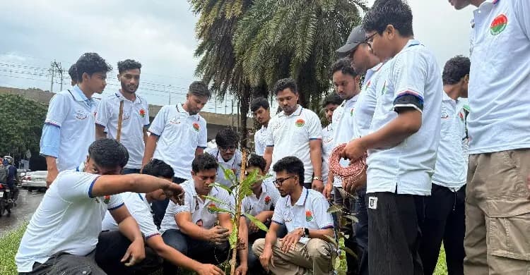 জুলাই শহীদদের স্মরণে ছাত্রদলের বৃক্ষরোপণ কর্মসূচি