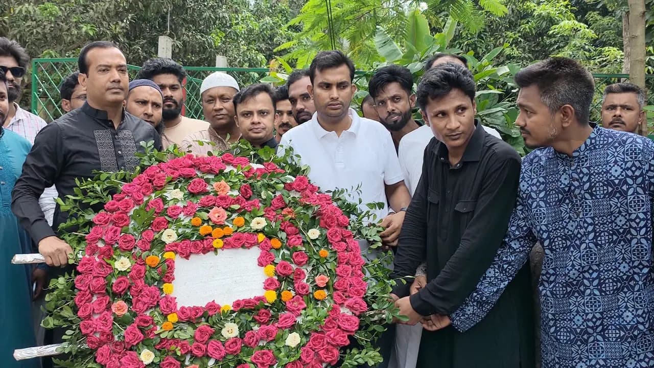 শহীদ আবু সাঈদের কবরে ছাত্রদল সভাপতির শ্রদ্ধা নিবেদন