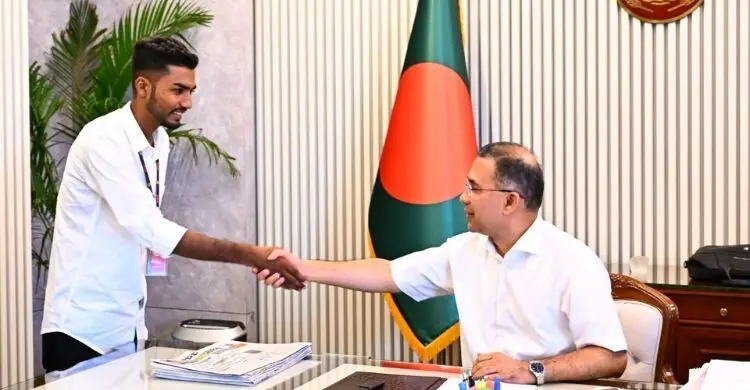 প্রধানমন্ত্রীর হাতে রক্তমাখা জাতীয় পতাকা তুলে দিলেন জুলাই আহত আজিজুর