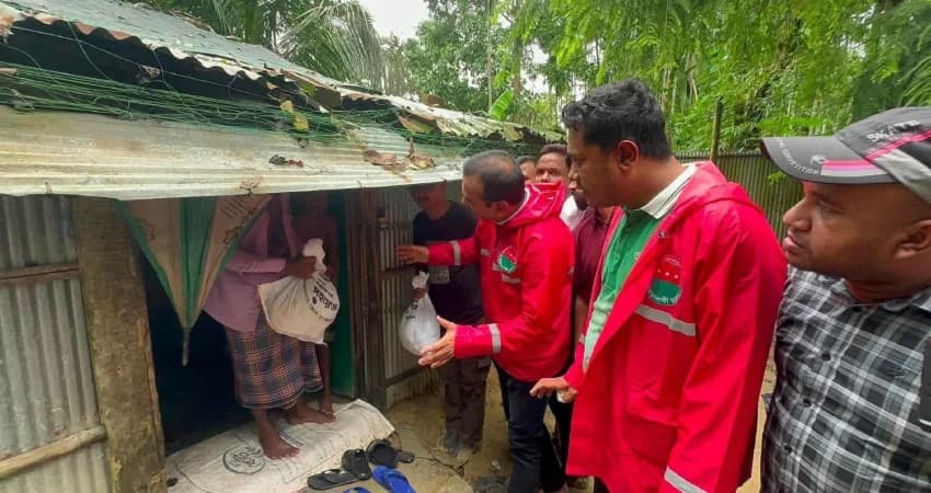 কক্সবাজারে বন্যার্ত মানুষের পাশে ছাত্রদল, দেড় হাজার ত্রাণ বিতরণ